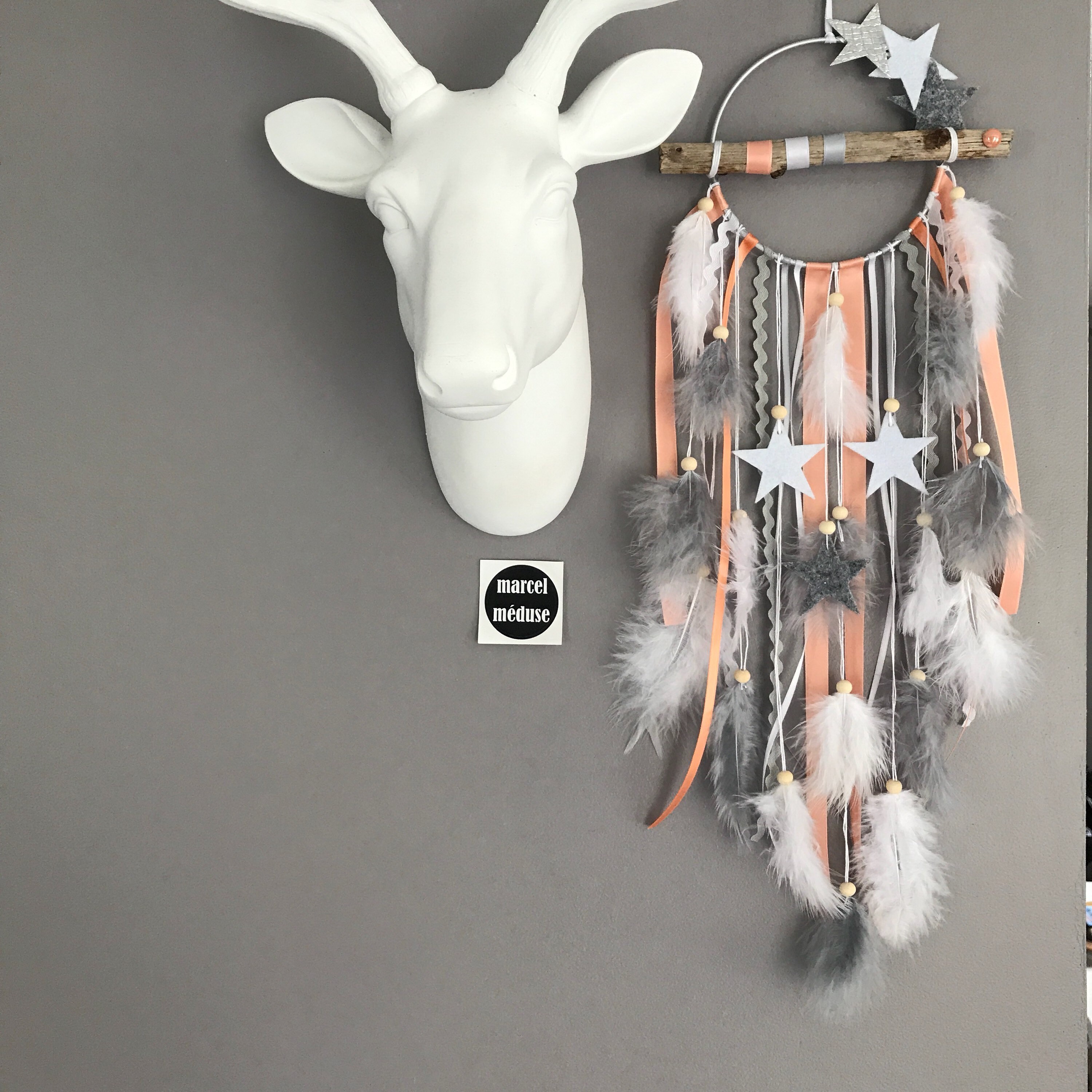 Attrape-Rêves en Bois Flotté Dans Des Tons de Gris, Blanc et Corail avec Étoiles - Dreamcatcher