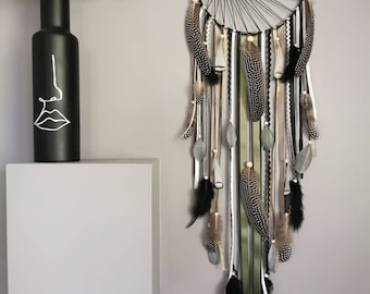 Grand Dream catcher tissage soleil noir avec bois flotté, en coloris noir, beige blanc, taupe et doré-diamètre 25 cm