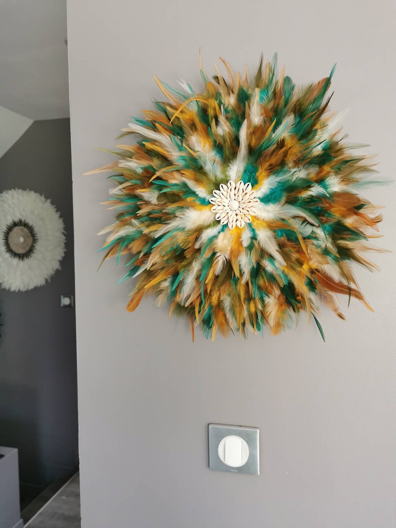 Jujuhat/Juju Hat Handmade en Plumes Naturelles et Coquillages Veritables 45 cm de Diamètre - Coloris