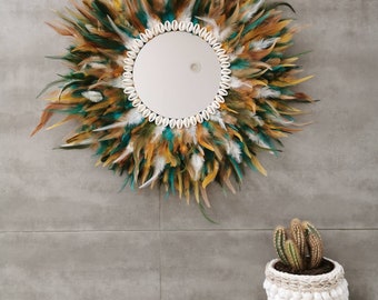 Jujuhat / juju hat miroir handmade en plumes 55 cm de diamètre avec centre miroir 20 cm -  coloris bleu vert, fauve, beige, jaune