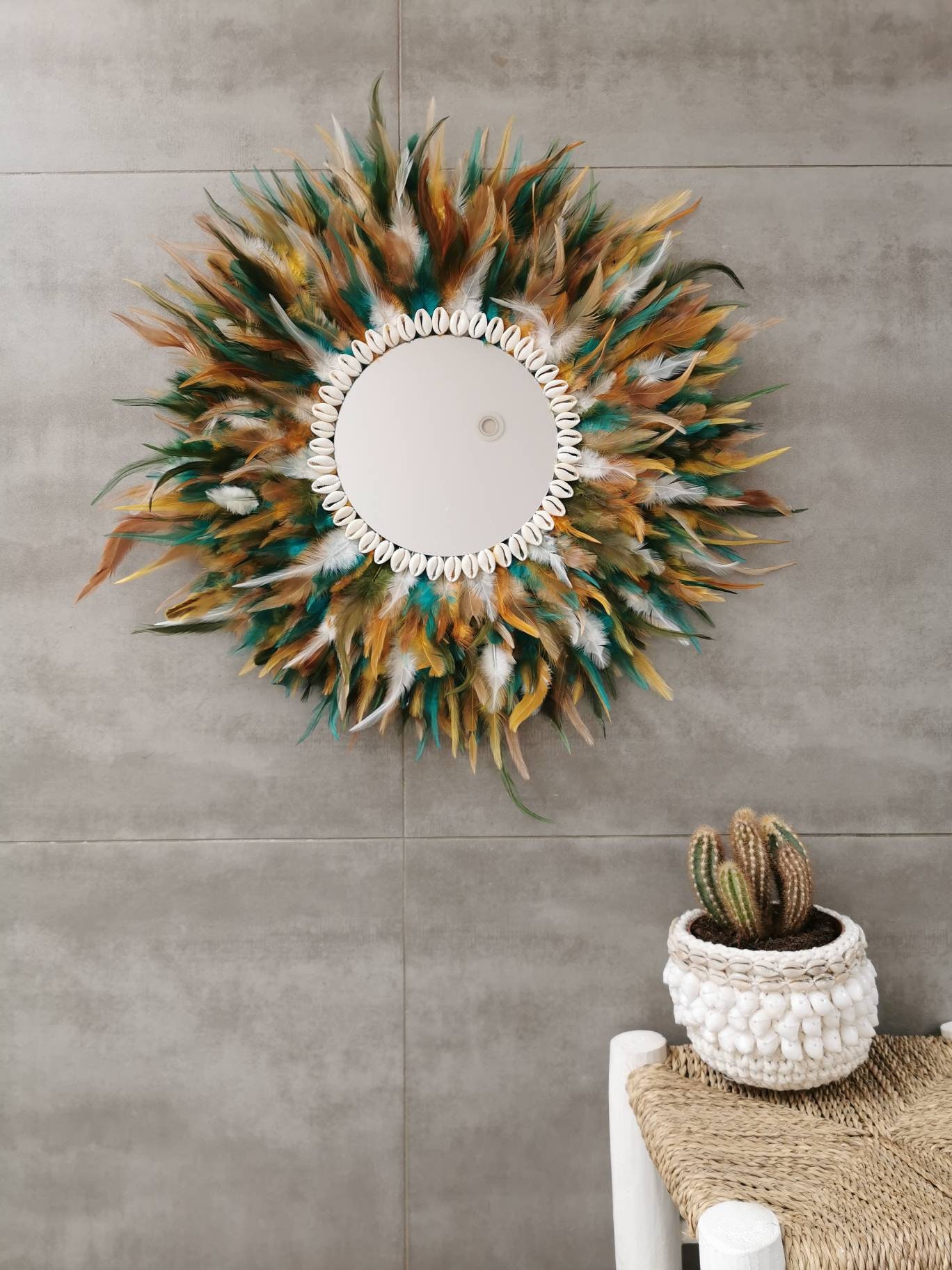 En Stock Jujuhat/Juju Hat Miroir Handmade en Plumes 55 cm de Diamètre avec Centre 20 - Coloris Bleu 