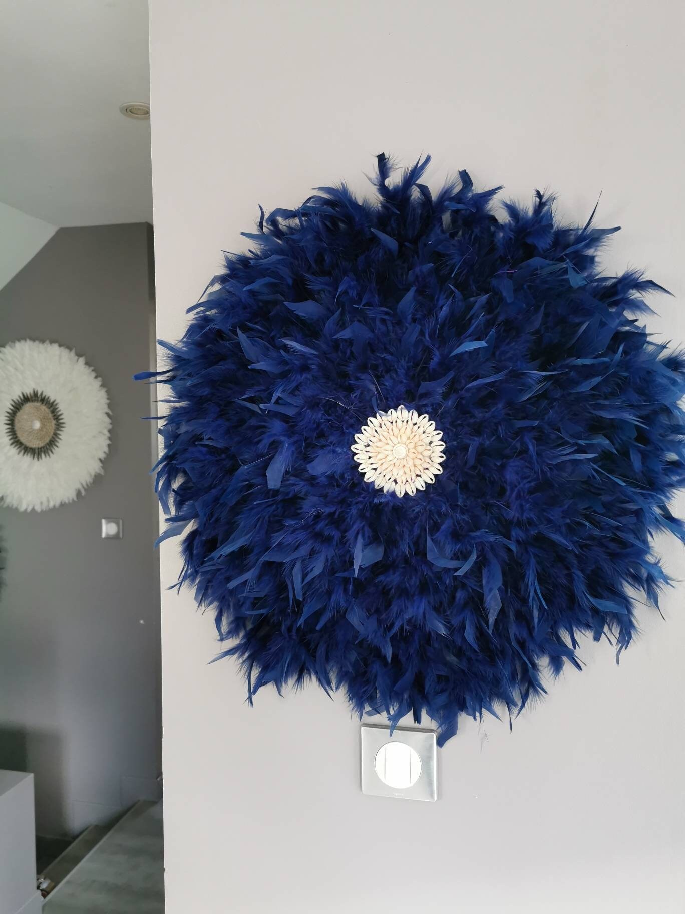 Taille L Jujuhat/Juju Hat Handmade en Plumes Naturelles 45/50 cm de Diamètre - Coloris Bleu Marine N