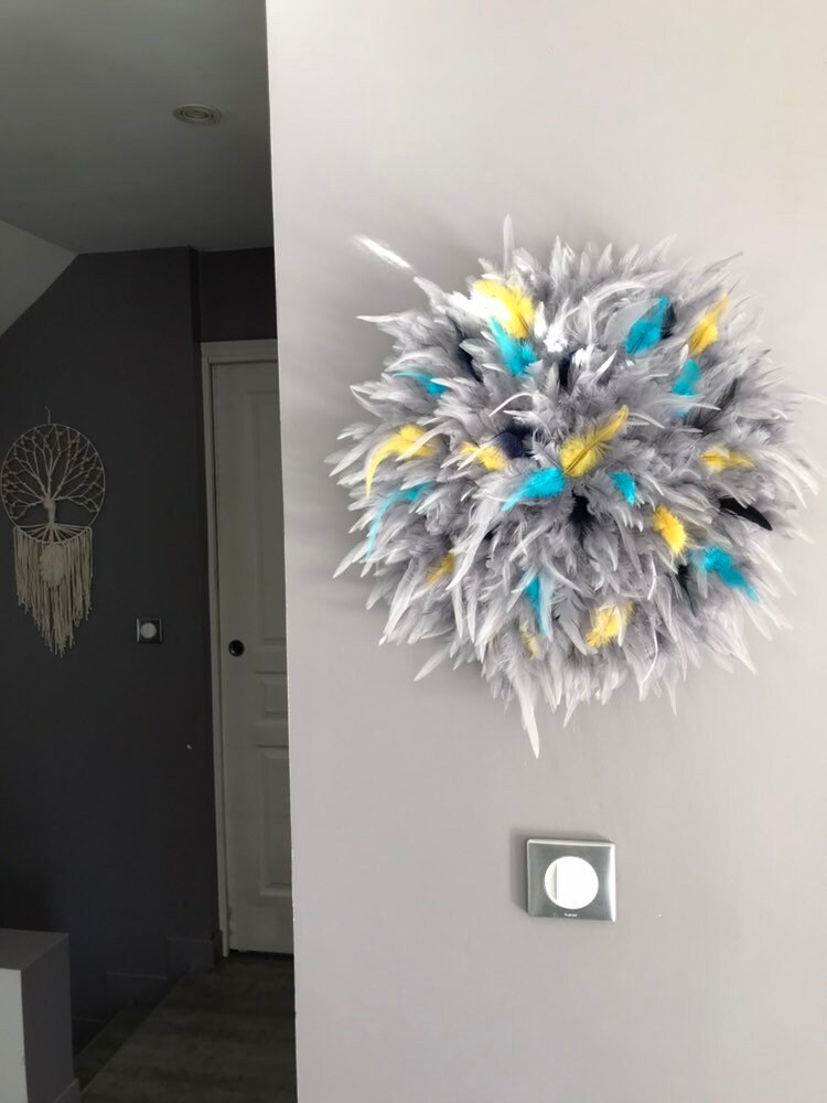 Jujuhat/Juju Hat Handmade en Plumes Naturelles 45 cm de Diamètre - Coloris Gris avec Touches Jaune,