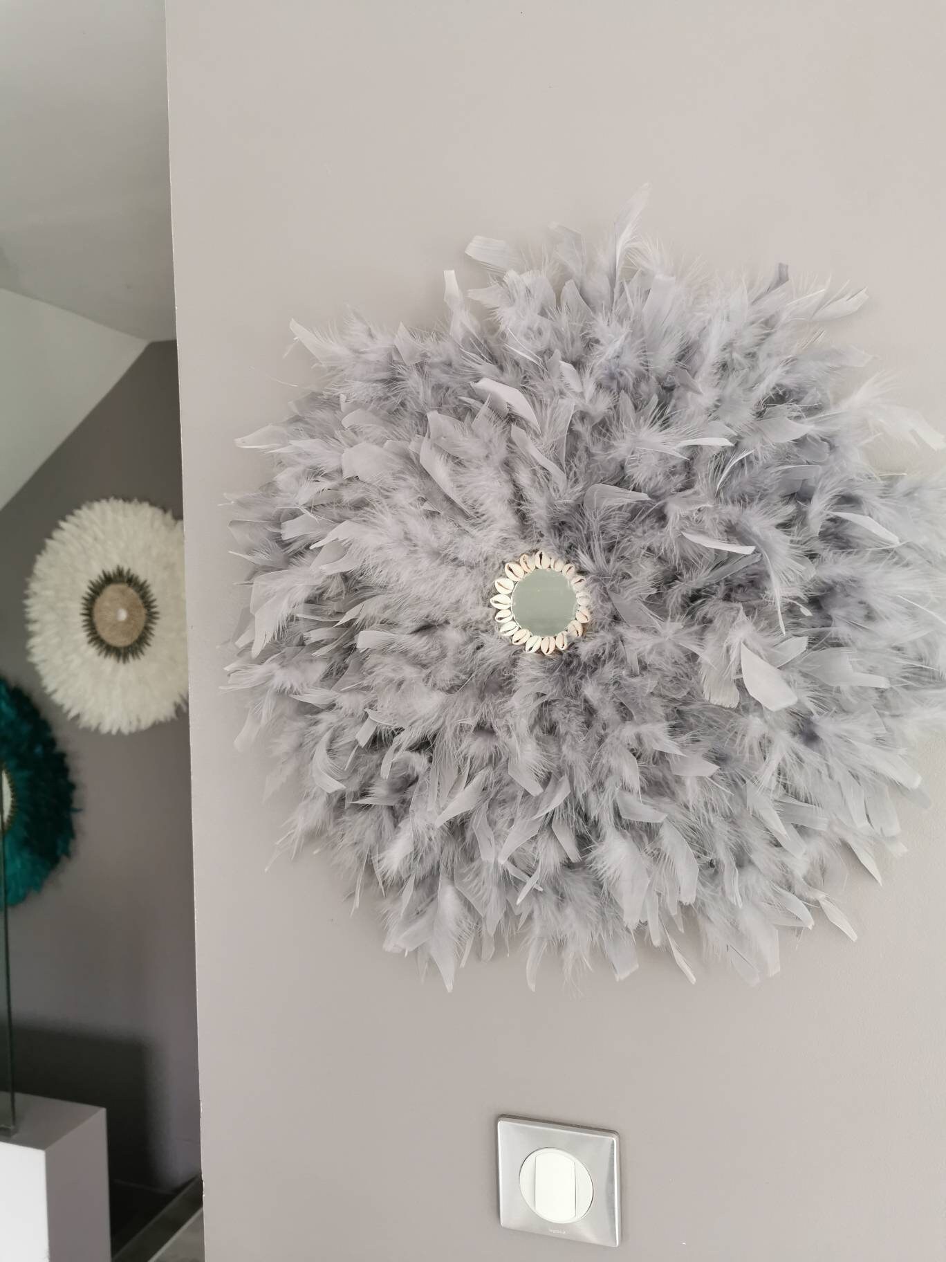 Jujuhat/Juju Hat Handmade en Plumes Naturelles 48 50 cm de Diamètre - Coloris Gris avec Centre Miroi