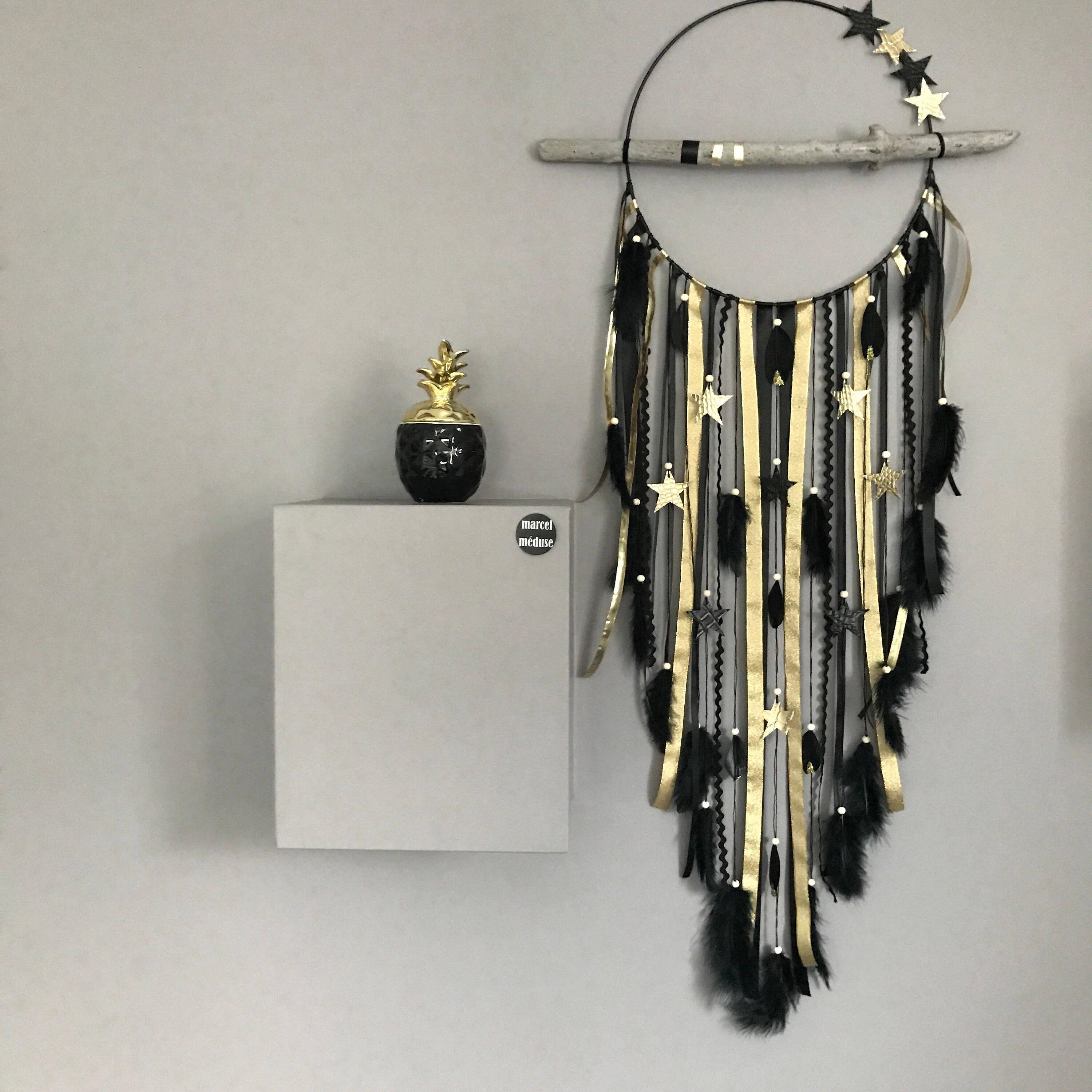 Attrape Rêves Dreamcatcher Géant Diametre 30 cm et Longueur Totale 100 cm, Tons de Noir Doré Or avec