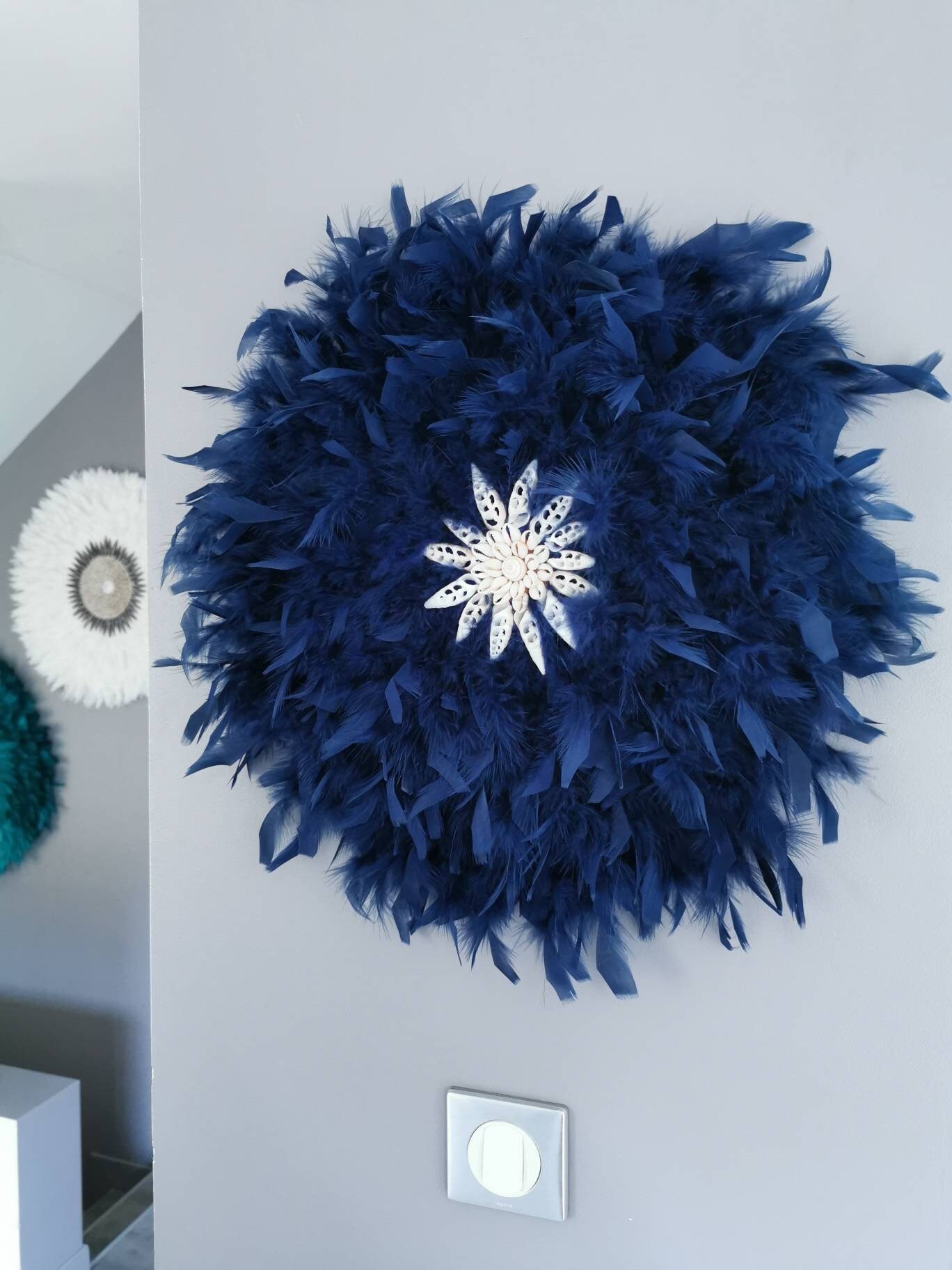 Jujuhat/Juju Hat Handmade en Plumes Naturelles 50 cm de Diamètre avec Centre Coquillages - Coloris B