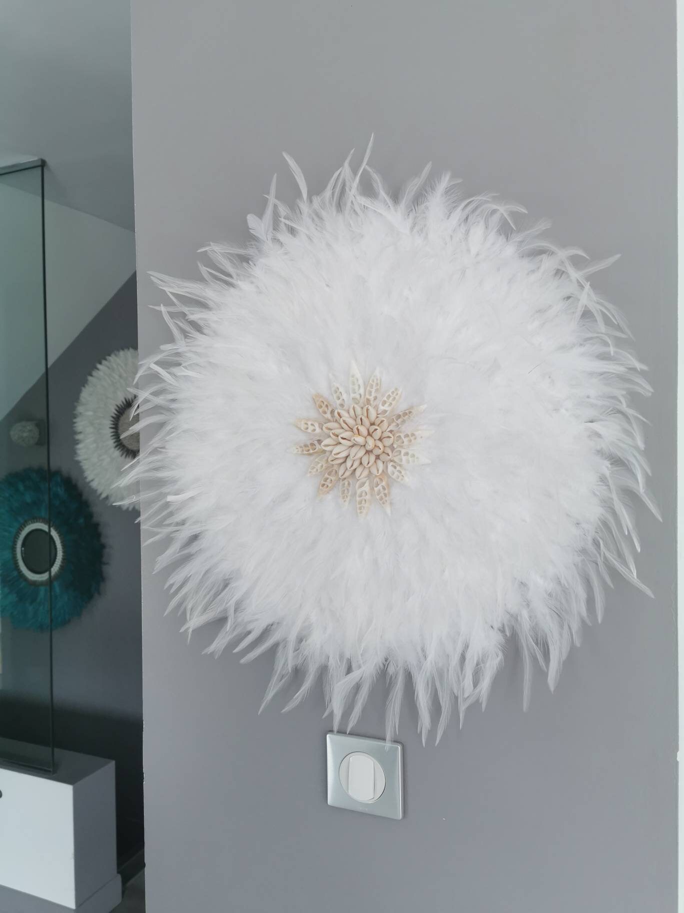 Geant Jujuhat/Juju Hat Handmade en Plumes Naturelles 55 cm de Diamètre - Coloris Blanc Pur avec Coqu