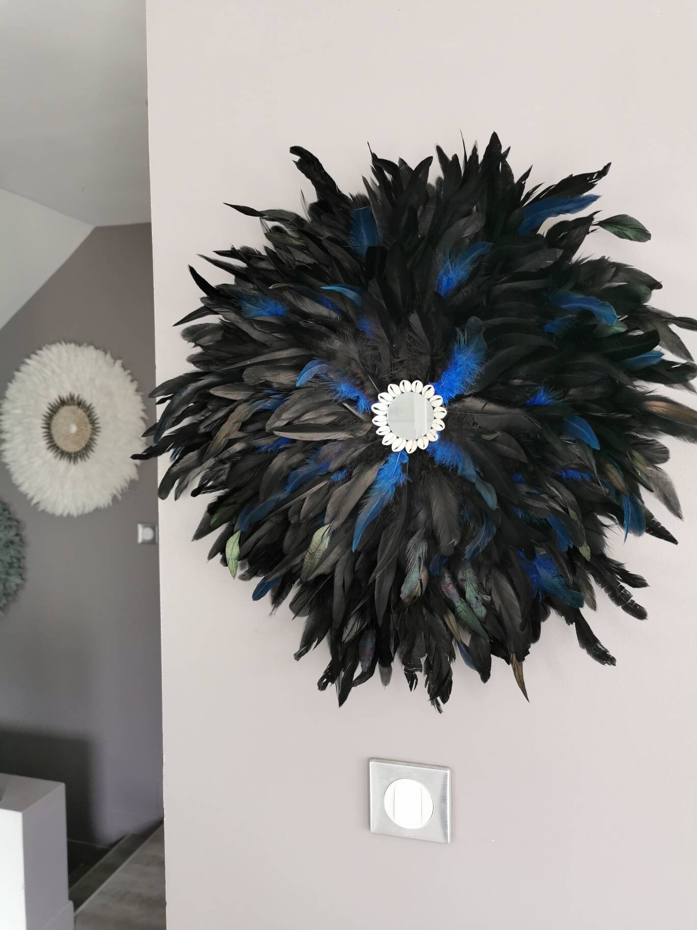 Jujuhat/Juju Hat Handmade en Plumes Naturelles 55 cm de Diamètre - Coloris Noir et Bleu Centre Miroi