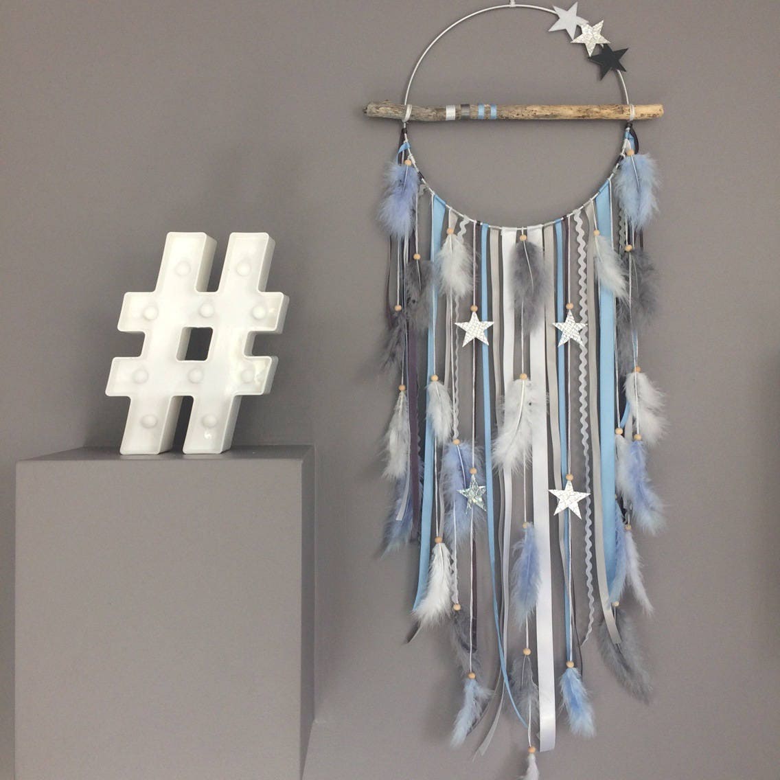 Attrape-Rêves Dreamcatcher en Bois Flotté, Plumes et Perles Coloris Bleu Ciel, Gris Blanc - Grande D