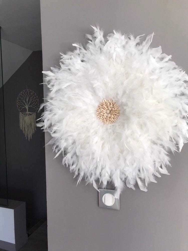 Geant Jujuhat/Juju Hat Handmade en Plumes Naturelles 60 cm de Diamètre - Coloris Blanc Pur avec Coqu