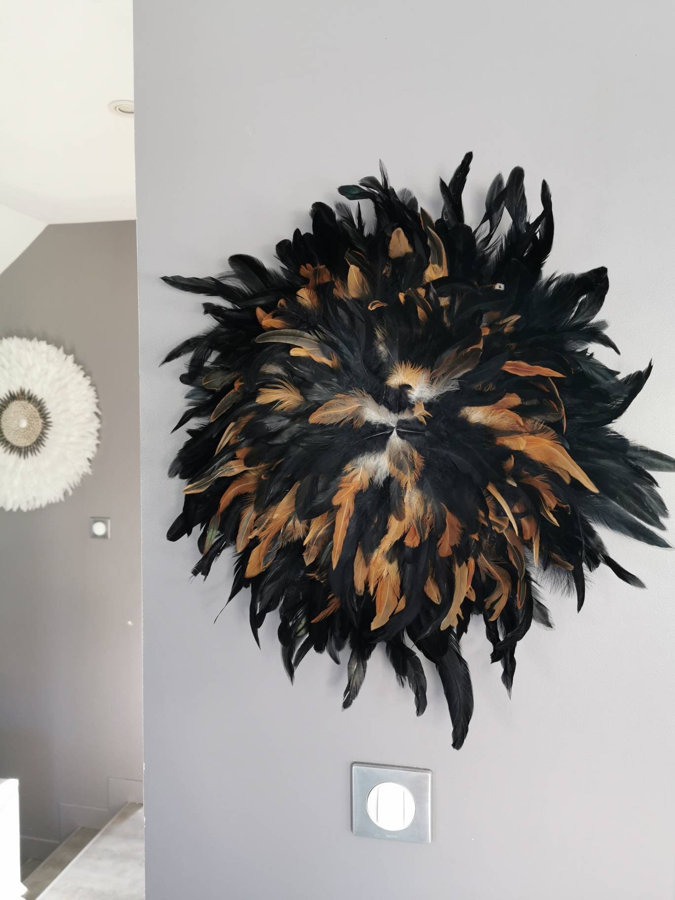 Jujuhat/Juju Hat Handmade en Plumes Naturelles 55 cm de Diamètre - Coloris Noir et Fauve