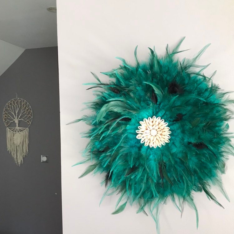 Jujuhat/Juju Hat Handmade en Plumes Naturelles 45 cm de Diamètre - Coloris Bleu Vert Canard avec Coq