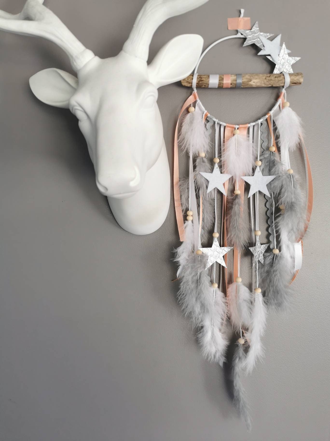 Attrape Rêves Dreamcatcher en Bois Flotté, Coloris Corail, Gris et Blanc avec Étoiles