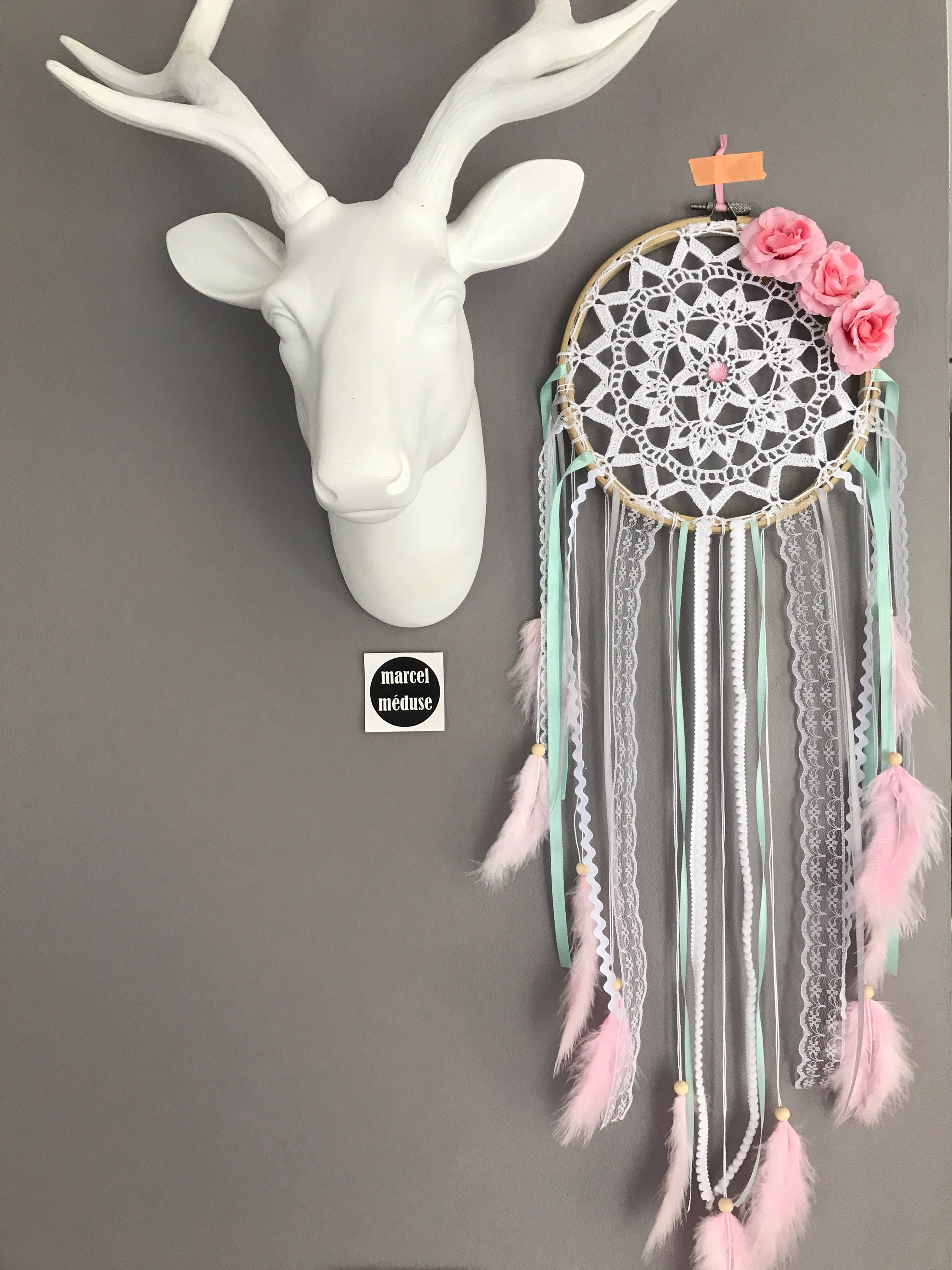 Attrape-Reves en Dentelle, Plumes, Fleurs Tissus et Perles Bois Blanc, Mint Rose