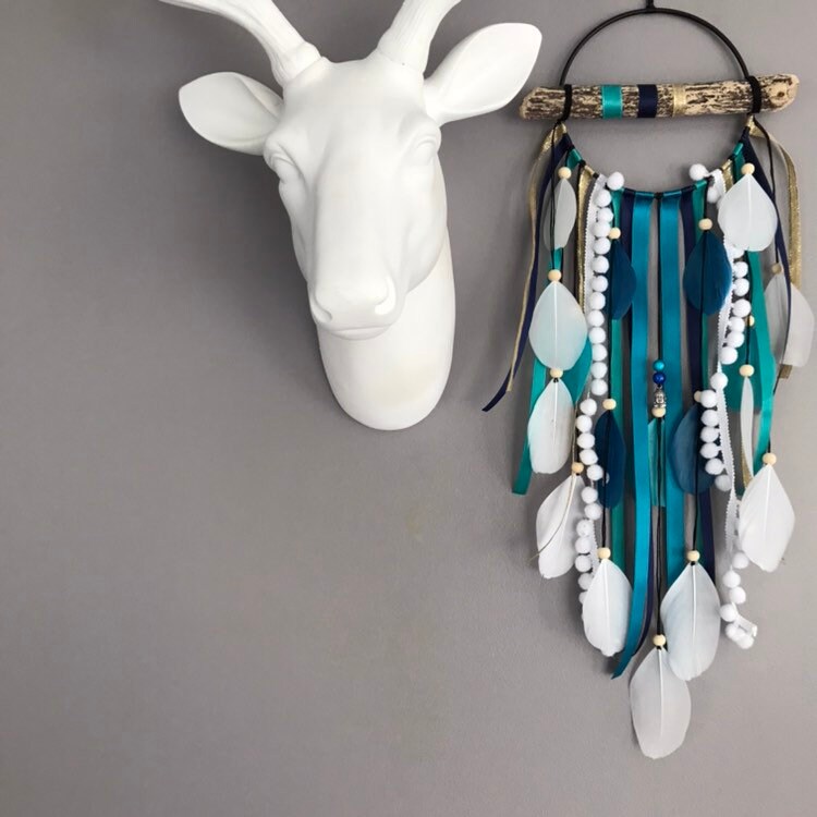 Attrape-Rêves Dreamcatcher en Bois Flotté Dans Des Tons de Turquoise, Bleu Canard, Doré et Blanc