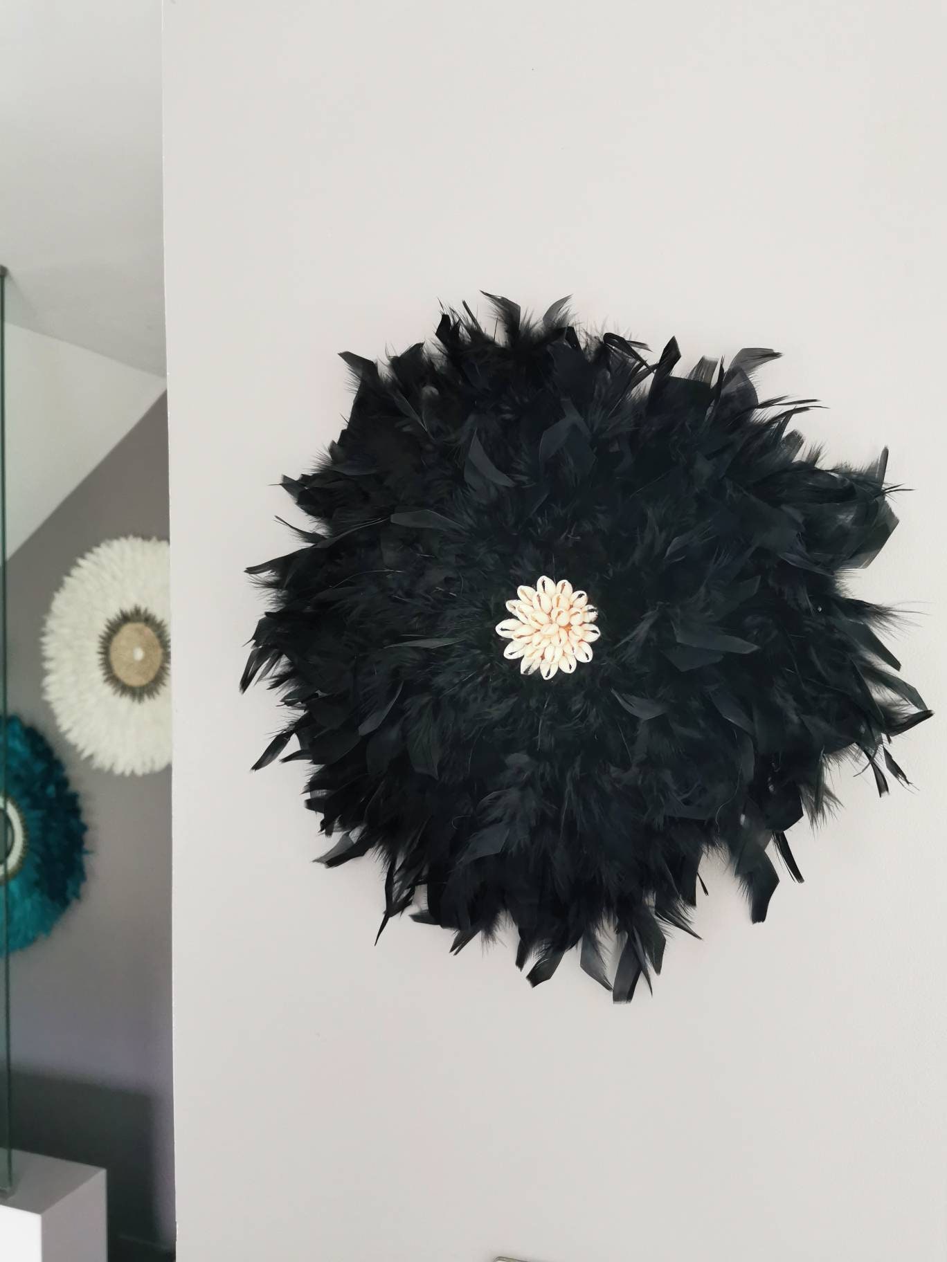 Jujuhat/Juju Hat Handmade en Plumes 40 cm de Diamètre avec Centre Coquillages - Coloris Noir