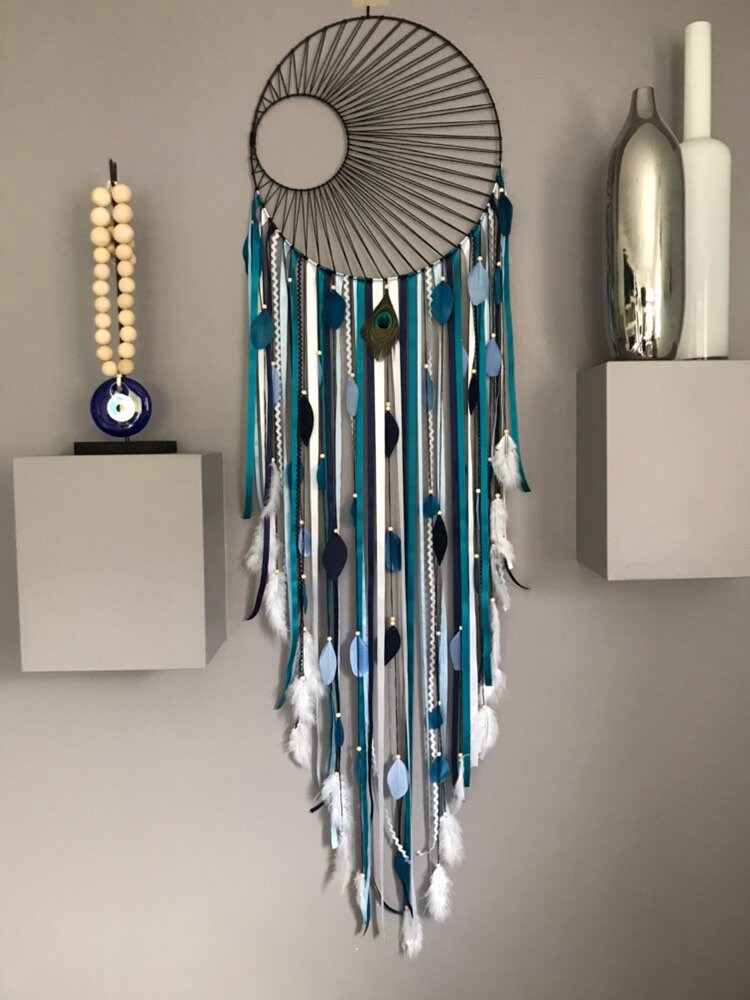 Attrape-Rêves/Dreamcatcher Geant en Camaieu de Bleu Canard, Bleu Marine, Ciel et Blanc avec Tissage