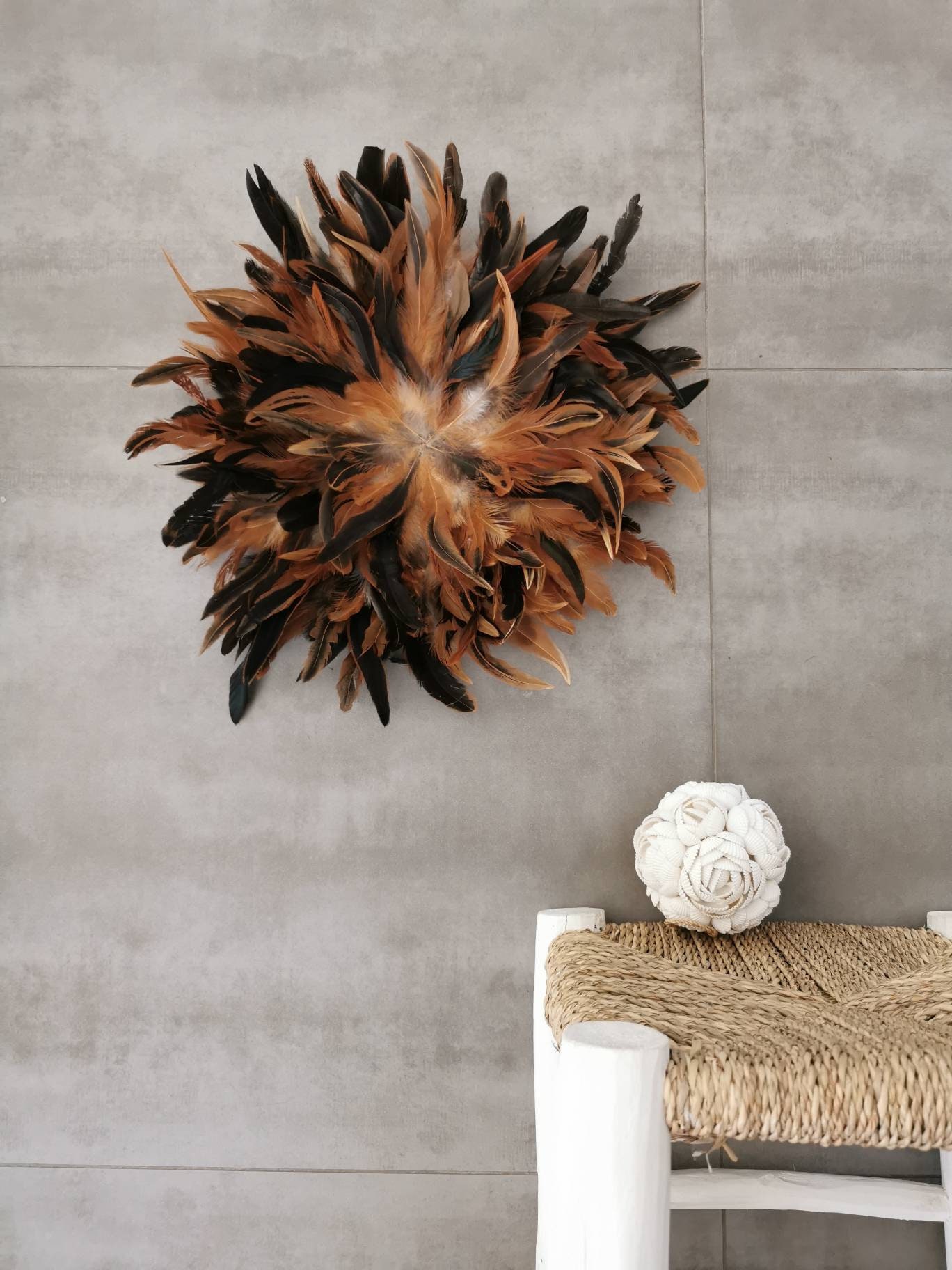 Jujuhat/Juju Hat Handmade en Plumes Naturelles 40 cm de Diamètre - Coloris Fauve Marron Noir