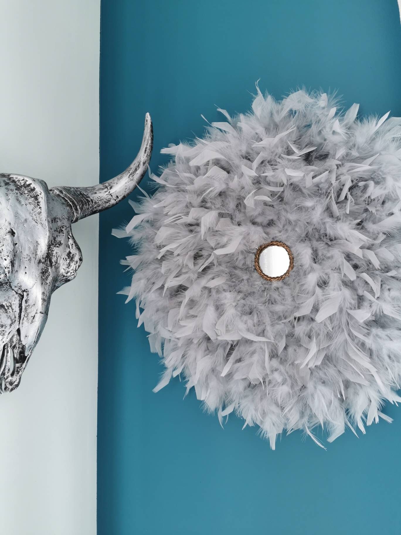 Jujuhat/Juju Hat Handmade en Plumes Naturelles 48 cm de Diamètre - Coloris Gris Perle avec Centre Mi