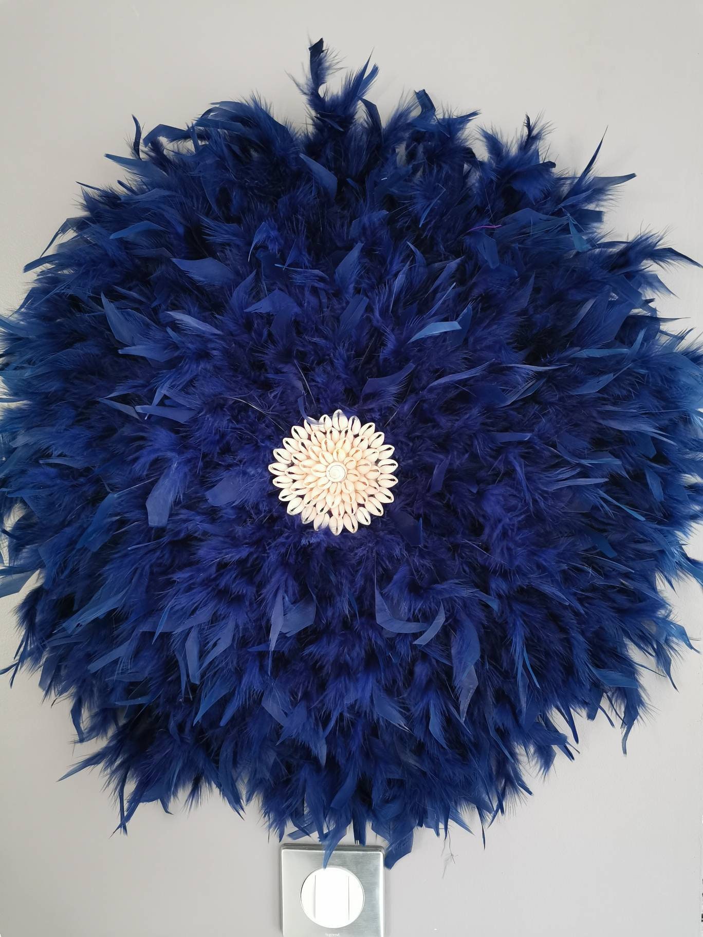 xl Jujuhat/Juju Hat Handmade en Plumes Naturelles 60 cm de Diamètre - Coloris Bleu Marine Navy avec