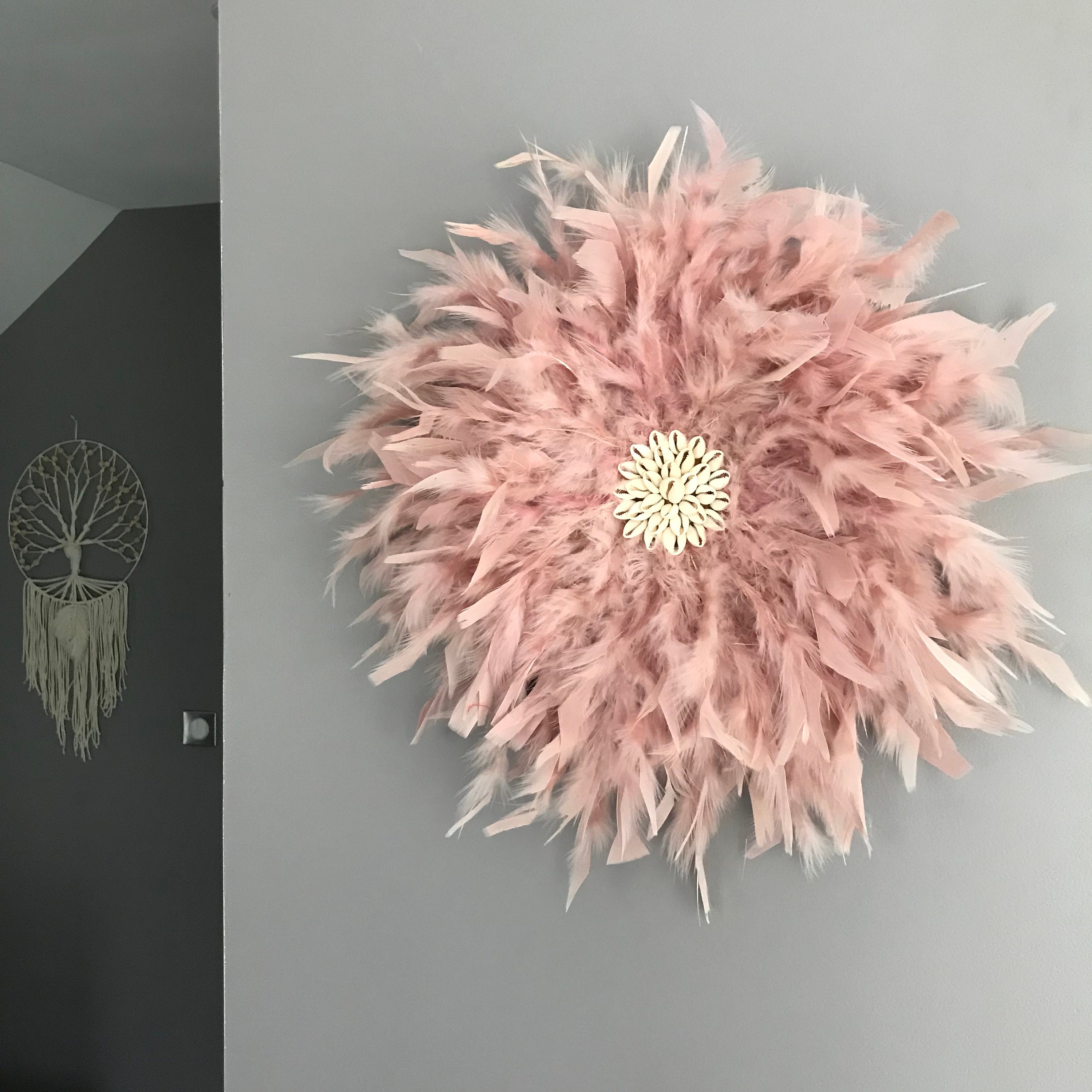 Jujuhat/Juju Hat Handmade en Plumes Naturelles 38 cm de Diamètre - Coloris Rose Poudré