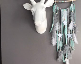 Attrape-rêves dreamcatcher en bois flotté dans des tons de gris, blanc et mint avec étoiles - dreamcatcher