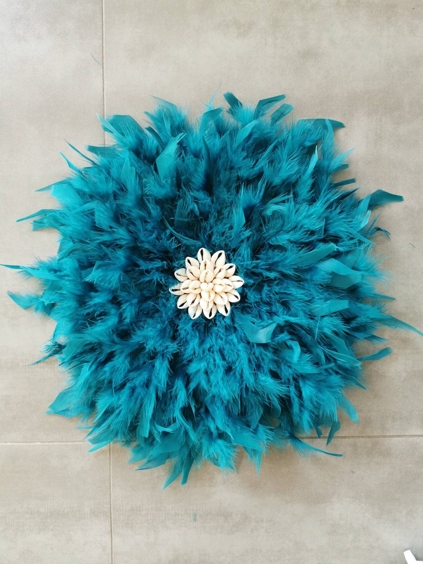 M Jujuhat/Juju Hat Handmade en Plumes Naturelles 40 cm de Diamètre - Coloris Bleu Canard