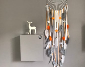 Attrape rêves dreamcatcher tissage soleil, orange, gris et blanc avec étoiles et nuages