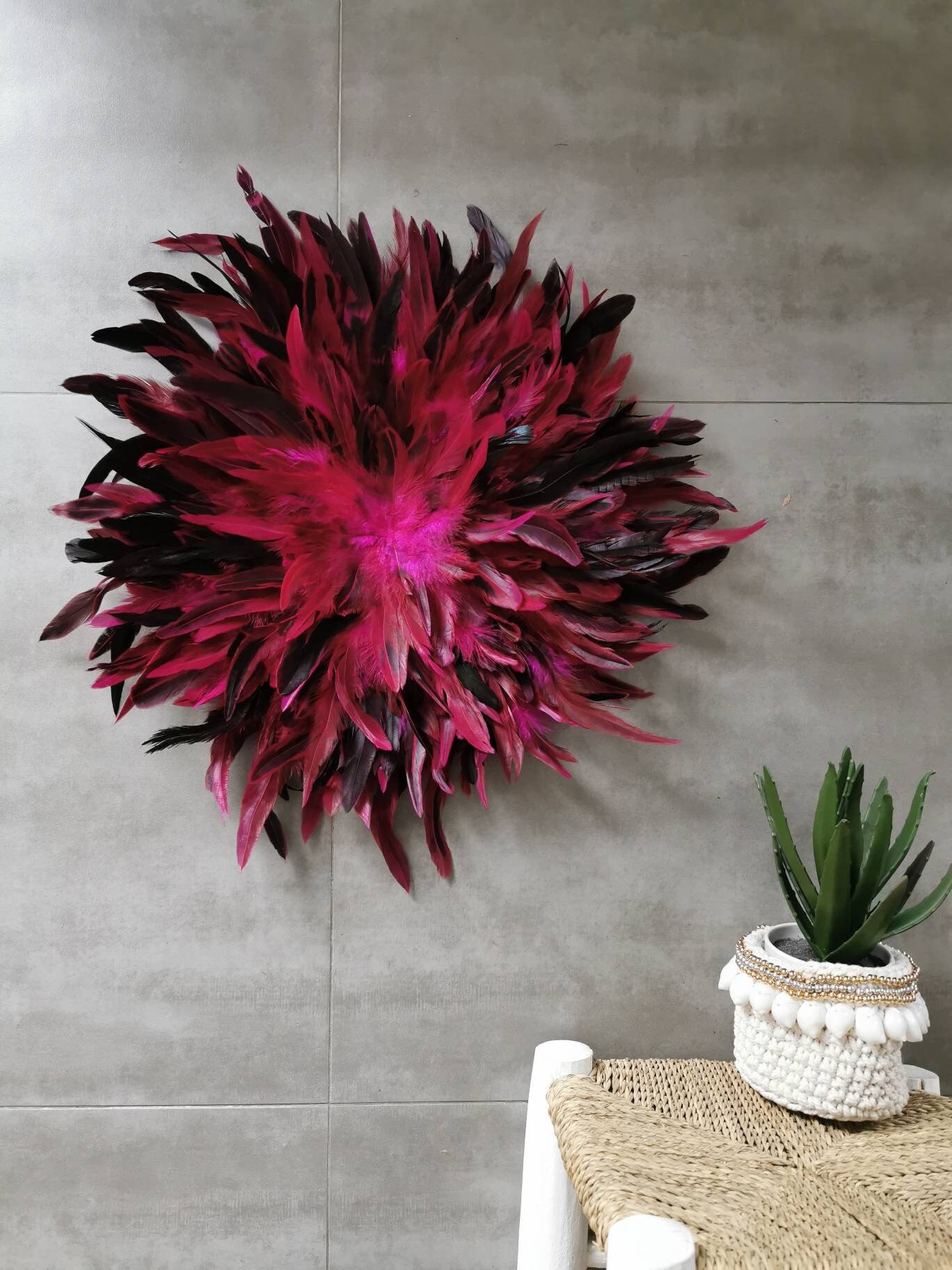 Jujuhat/Juju Hat Handmade en Plumes Naturelles 55 cm de Diamètre - Coloris Rose Fuschia