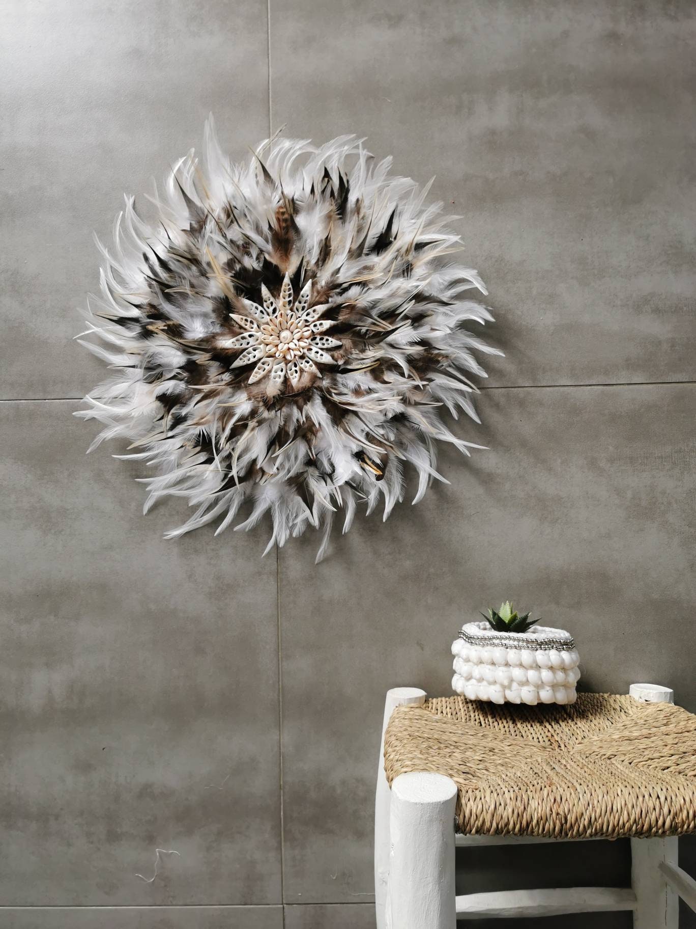 Jujuhat/Juju Hat Handmade en Plumes Naturelles et Coquillages Veritables 45 cm de Diamètre - Coloris