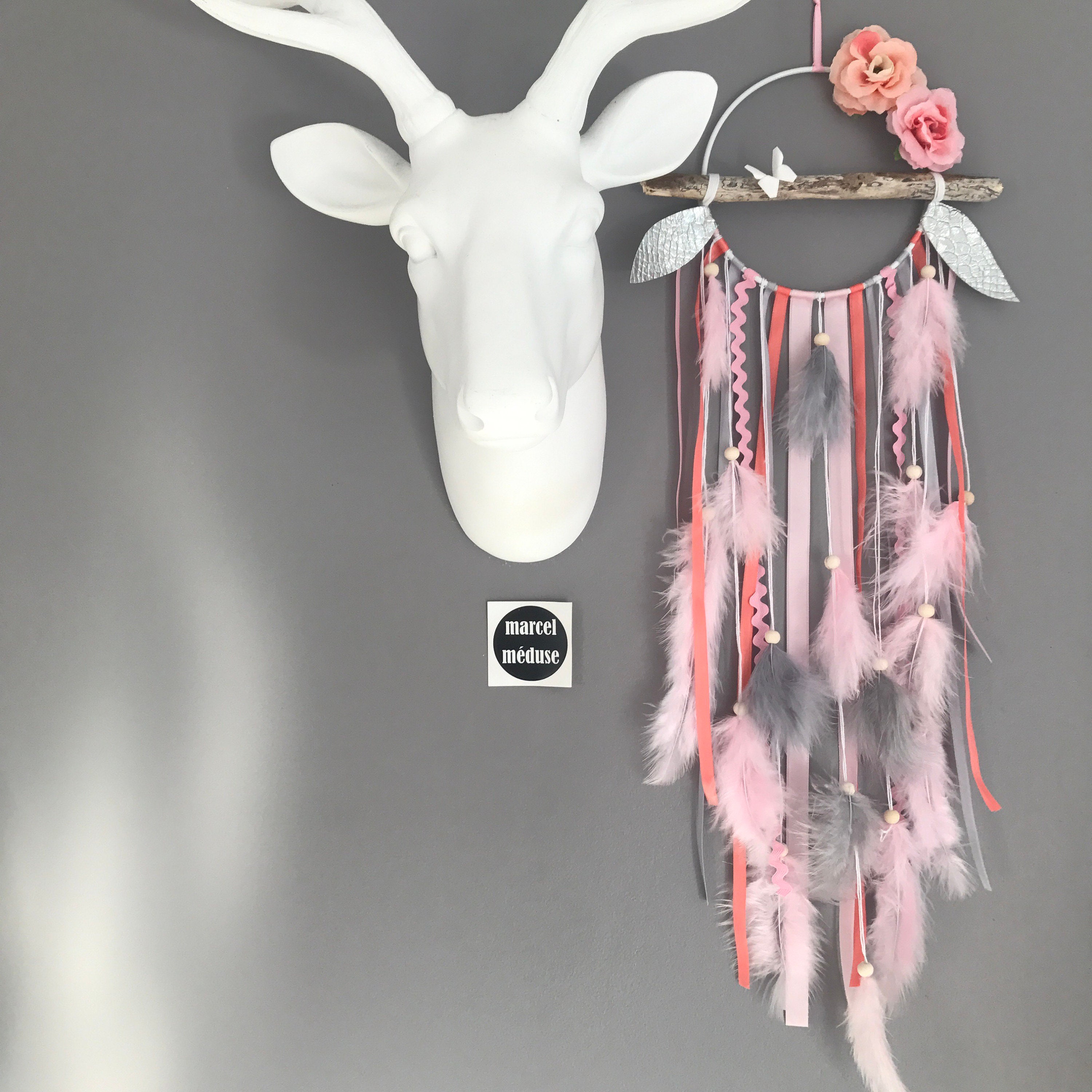 Attrape-Rêves Dreamcatcher en Bois Flotté Dans Les Tons de Rose Poudré, Corail et Gris avec Fleurs T
