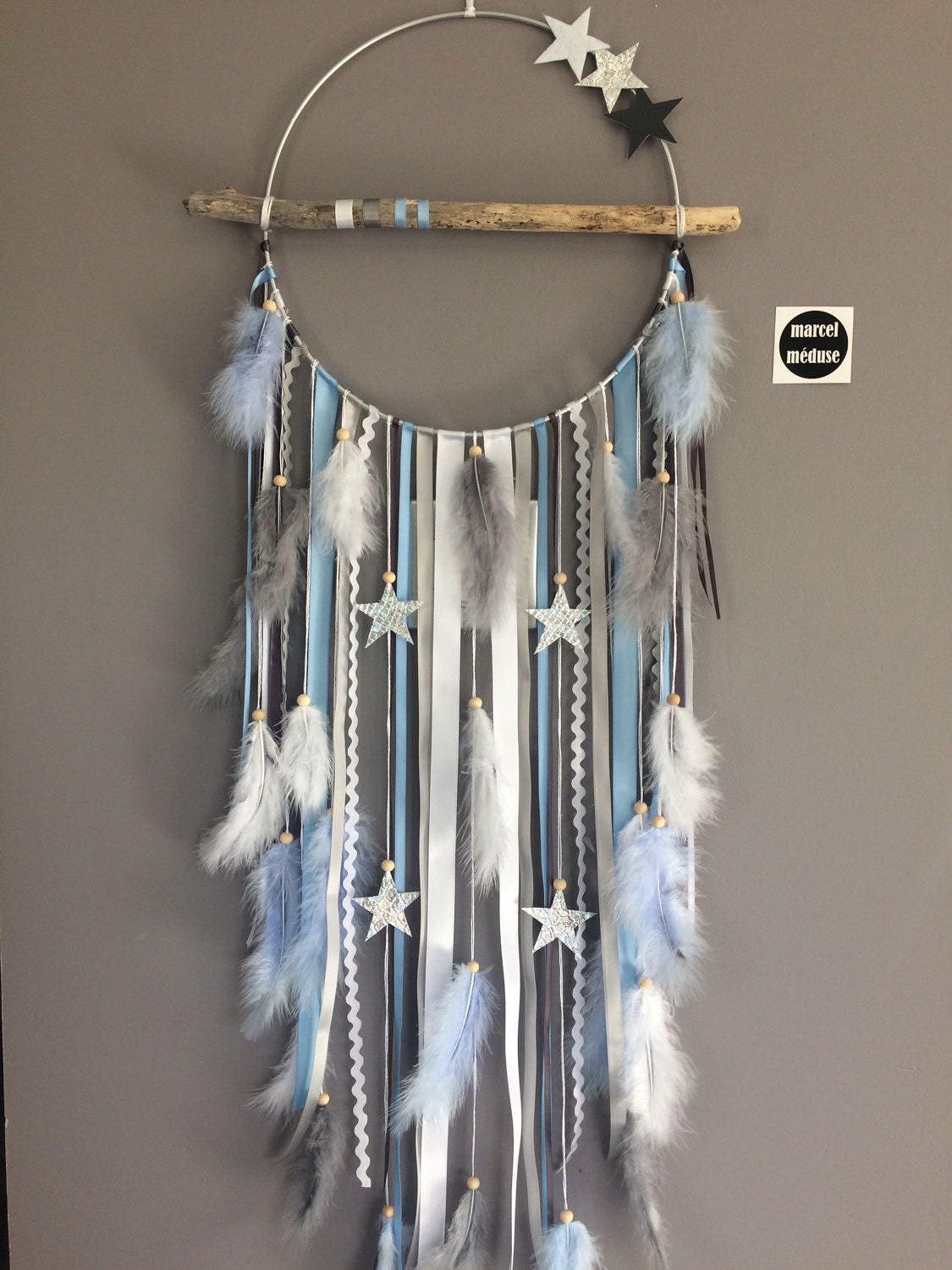 Attrape-Rêves Dreamcatcher en Bois Flotté, Coloris Bleu Ciel, Blanc, Gris et Étoiles. Grand Modèele