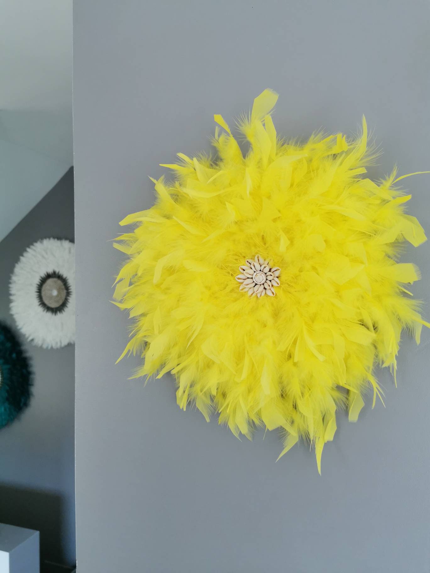 Jujuhat/Juju Hat Handmade en Plumes Naturelles 40 cm de Diamètre avec Centre Coquillages - Coloris J