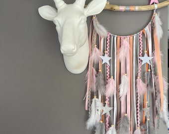 Attrape rêves dreamcatcher en bois flotté, plumes et perles bois dans des tons de rose pâle, corail, gris avec étoiles