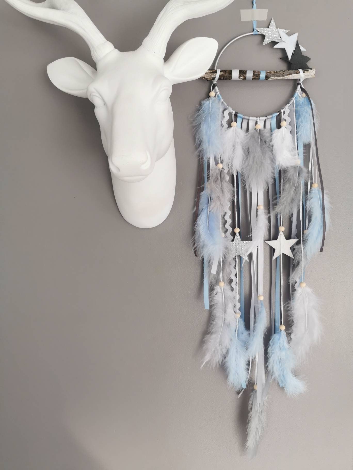 Attrape-Rêves/Dreamcatcher en Bois Flotté Coloris Bleu Ciel, Blanc et Gris avec Étoiles