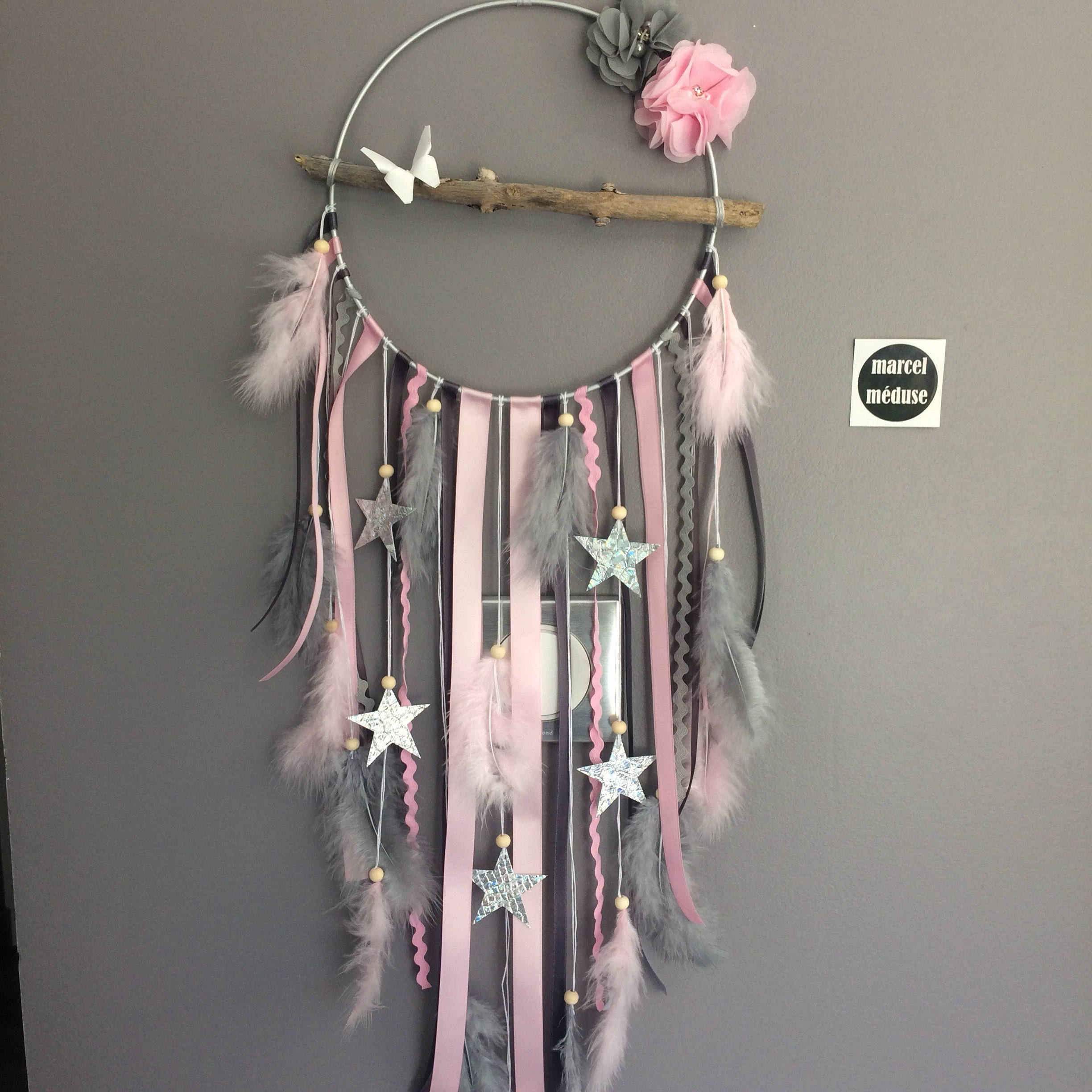 Attrape Rêves Dreamcatcher en Bois Flotté et Étoiles, Coloris Gris Rose.