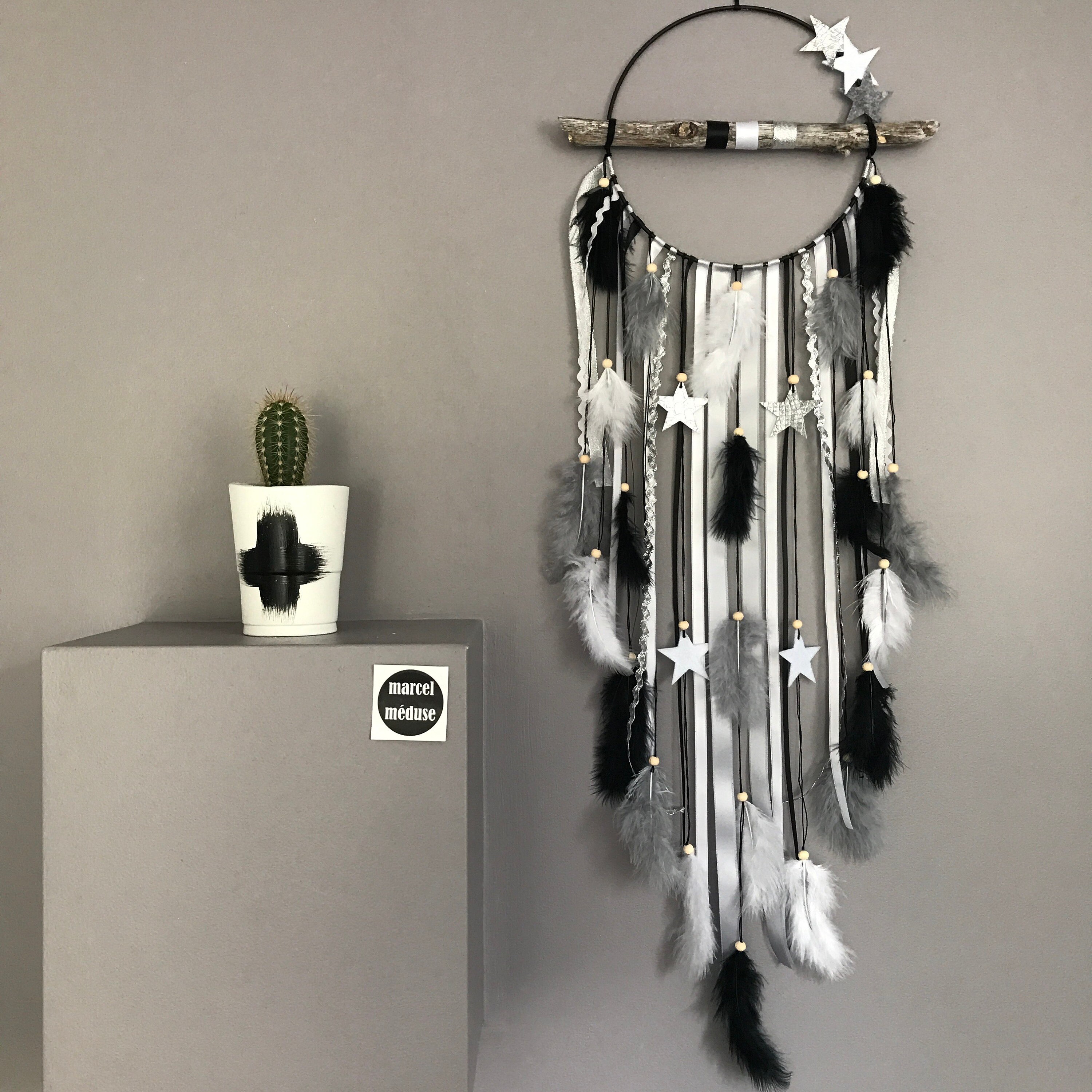 Attrape-Rêves Dreamcatcher en Bois Flotté Coloris Noir, Gris et Blanc avec Étoiles. Diamètre 20 cm