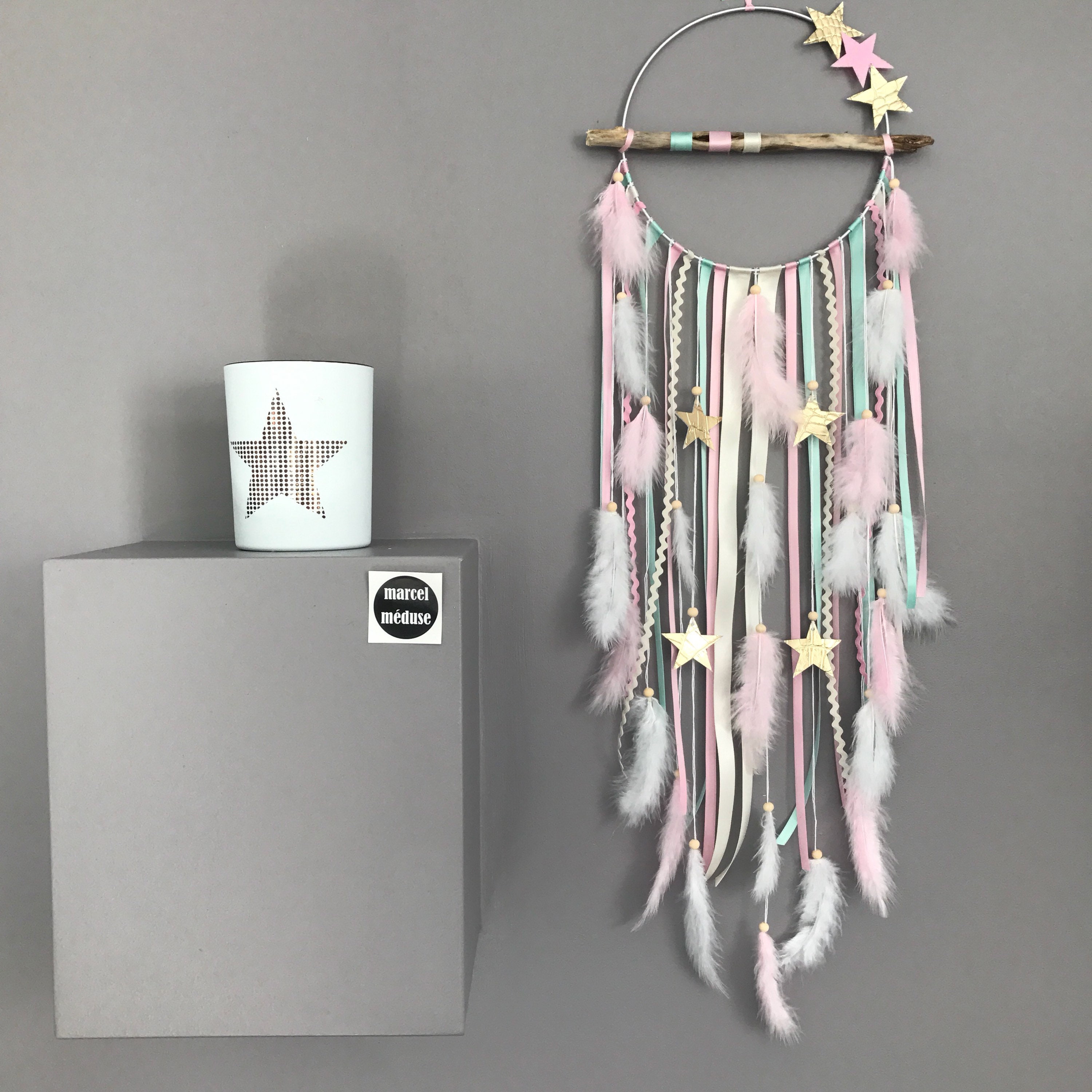 Attrape Rêves Dreamcatcher en Bois Flotté Beige, Rose et Mint avec Étoiles Dorées