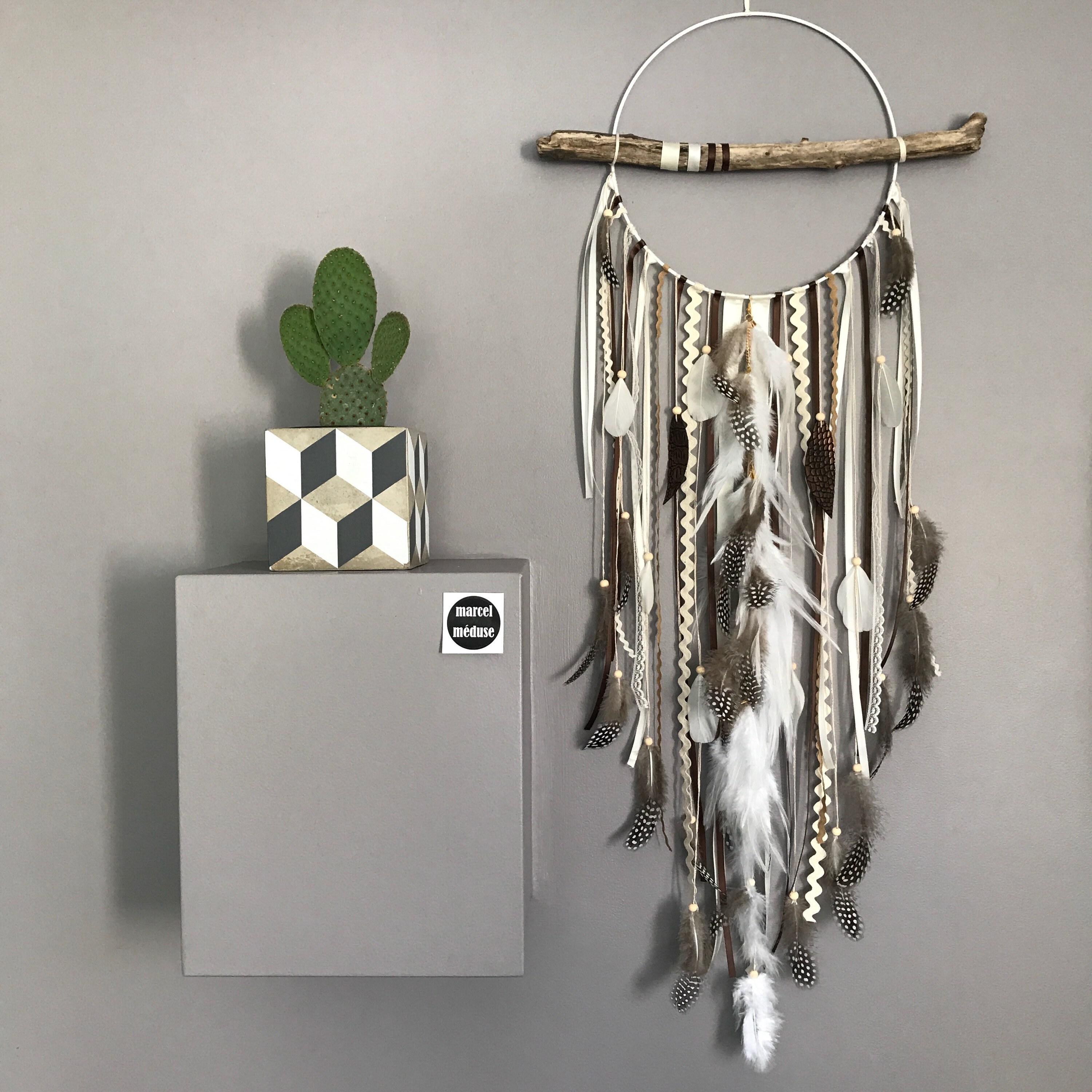 Attrape-Rêves en Bois Flotté, Plumes et Perles Coloris Beige, Marron Taupe - Grande Dimension