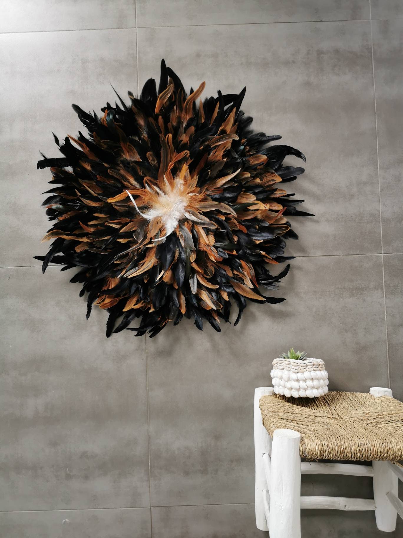 Géant Jujuhat/Juju Hat Handmade en Plumes Naturelles 65 cm de Diamètre - Coloris Fauve et Noir