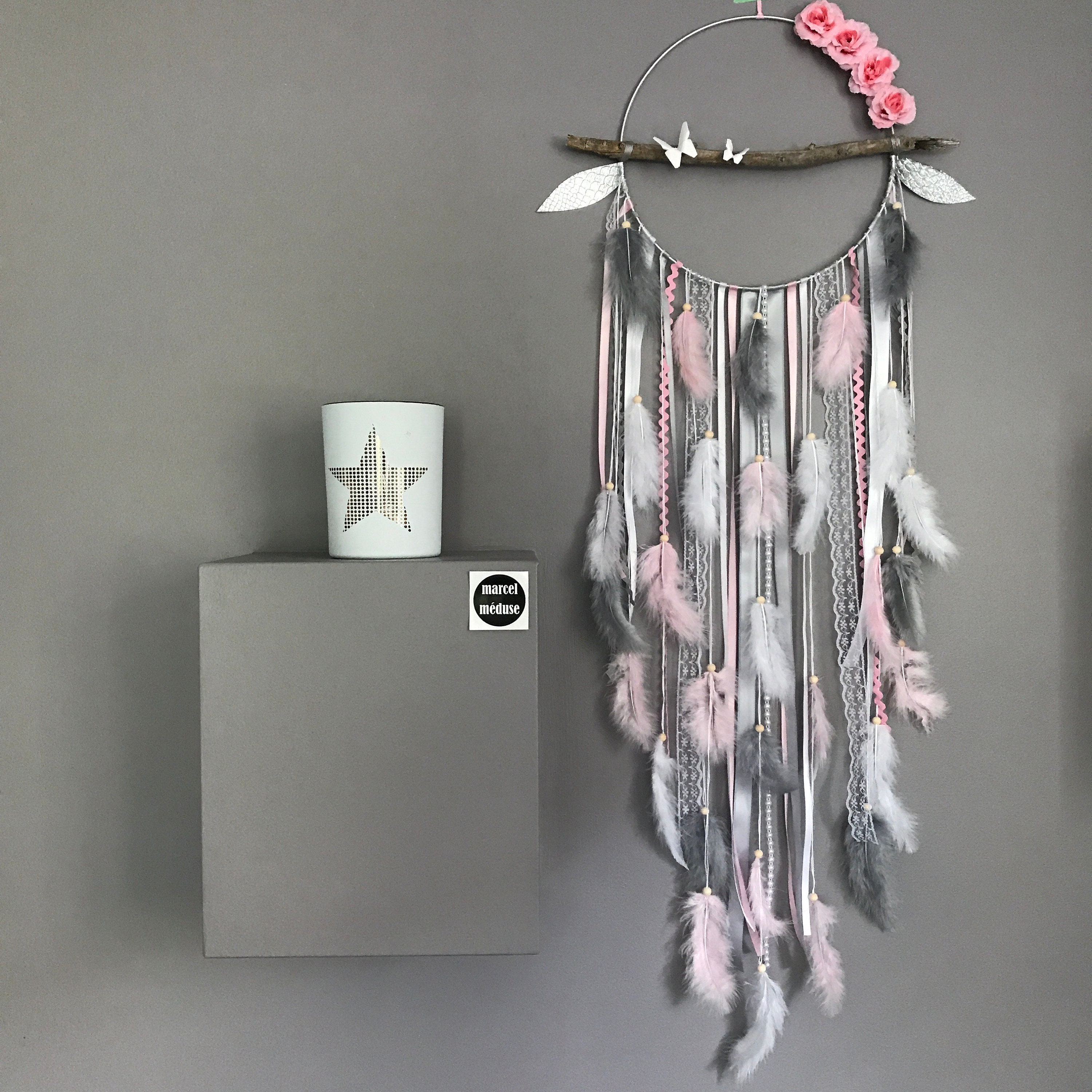Attrape Rêves Dreamcatcher en Bois Flotté, Coloris Rose Poudré, Gris et Blanc avec Fleurs Papillons 