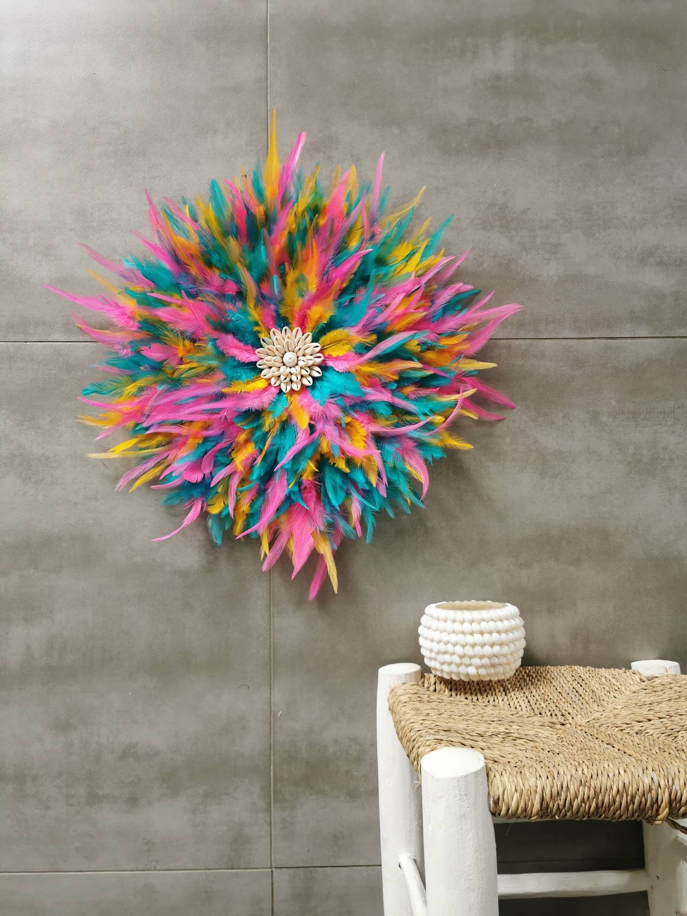 Jujuhat/Juju Hat Handmade en Plumes Naturelles et Coquillages Veritables 45 cm de Diamètre - Coloris