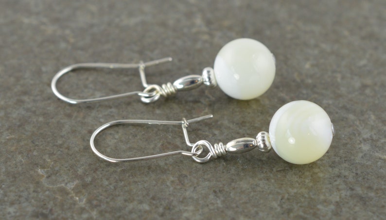 Gift Box Kidney Wire Cream Mother of Pearl Natural Stone Gemstone /& Sterling Silver Drop Earrings