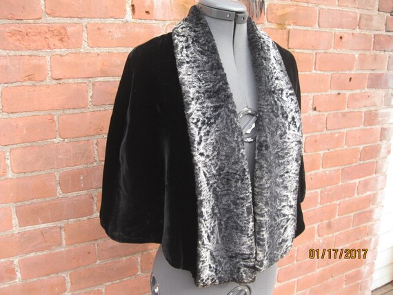 Vintage Black Velvet Cape / Capelet Faux Fur Trim