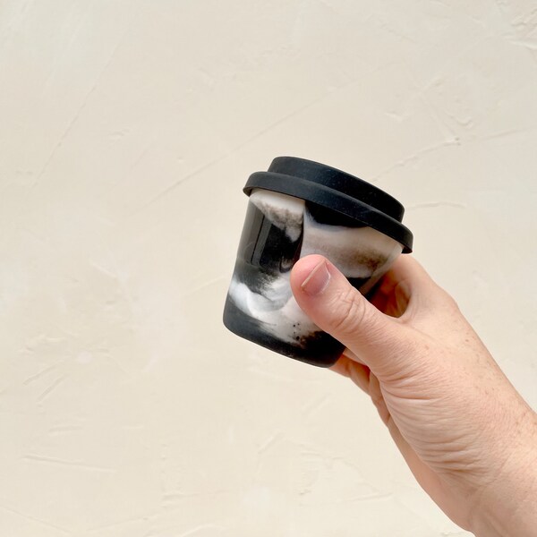 Blend cup piccolo size with black travel lid LIQUORICE