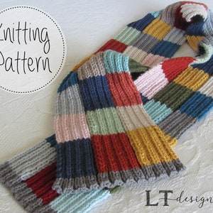 Könnte beinhalten: Ein bunter gestrickter Schal mit einem Streifenmuster in den Farben Grau, Blau, Rot, Rosa, Grün und Gelb. Der Schal ist in der Mitte gefaltet und die Enden überlappen sich. Der Text "Knitting Pattern" ist in einem Kreis über dem Schal geschrieben. Der Text "LT-designs" ist in der rechten unteren Ecke des Bildes geschrieben.