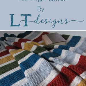 Op de afbeelding: Een gestreept gebreid deken in tinten blauw, wit, rood, groen en geel. Het deken is gevouwen en een boek ligt erop. De tekst "Callie's Blanket Knitting Pattern by LT designs" wordt boven het deken weergegeven.
