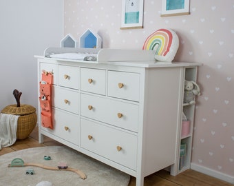 Estantería de almacenamiento Puckdaddy Lasse 19x30x93 cm en blanco a juego con la cómoda IKEA Hemnes de la habitación de los niños