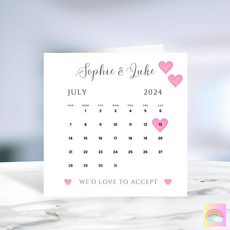 Może przedstawiać: Biała kartka z kalendarzem na lipiec 2024. Data 13 lipca jest zakreślona r&oacute;żowym sercem. Na kartce widnieje tekst "Sophie & Luke" i "WE'D LOVE TO ACCEPT".