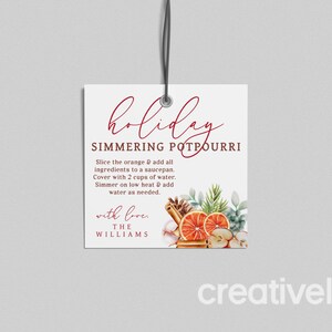 Könnte beinhalten: Ein weißer Geschenkanhänger mit rotem Text, der "holiday simmering potpourri" lautet. Der Anhänger enthält Anweisungen für die Herstellung eines köchelnden Potpourris mit Orangenscheiben, Zimtstangen und anderen Gewürzen. Der Anhänger enthält auch den Text "with love, the williams".